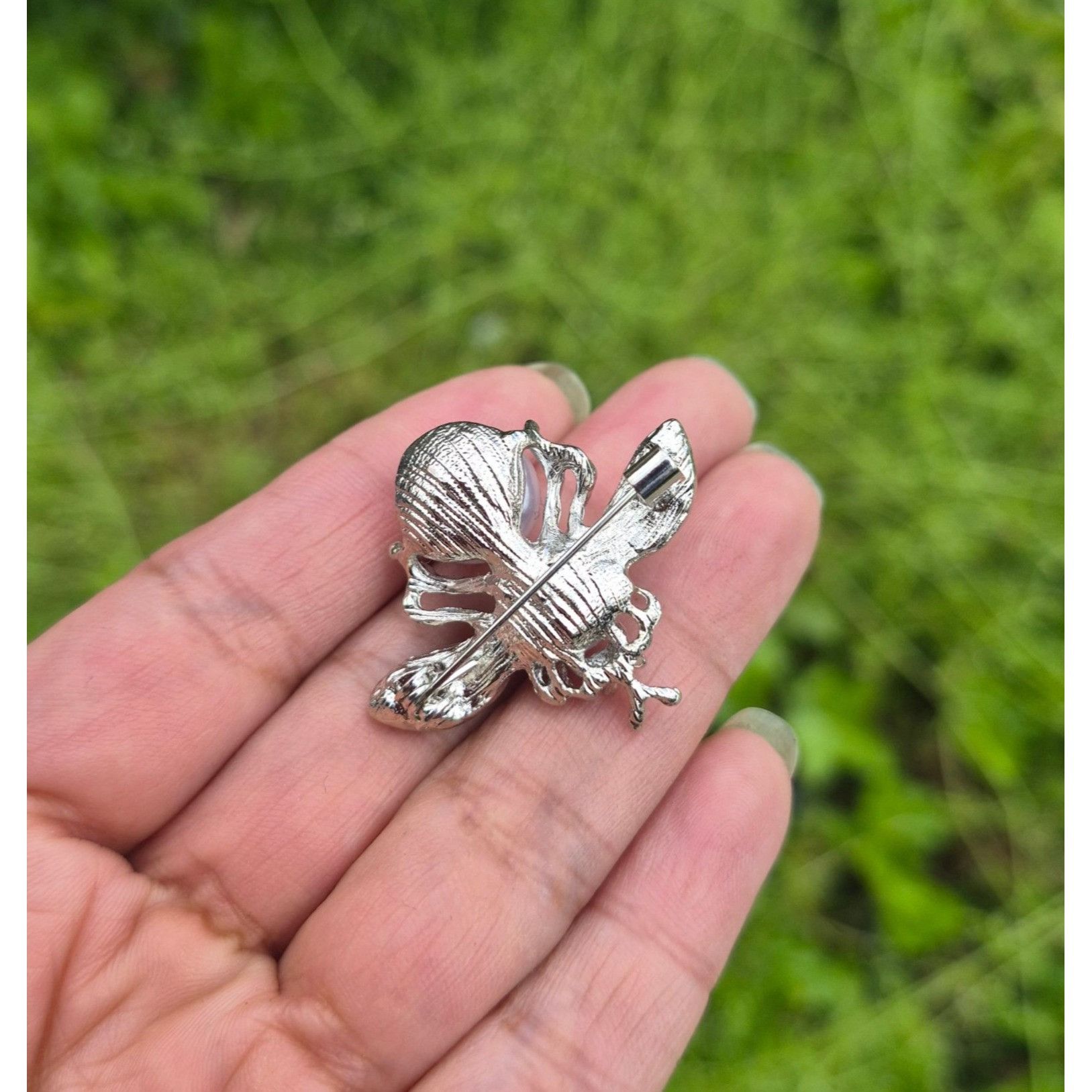 Other Bee-Shaped Rhinestone & Pearl Brooch - Elegant Silver-Tone J Size ONE SIZE - 4 Thumbnail