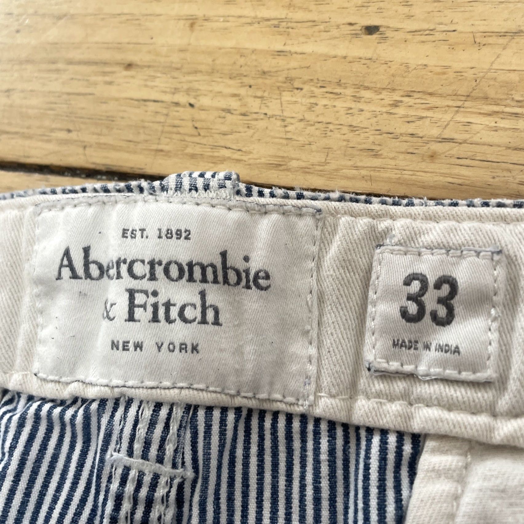 Abercrombie & Fitch Abercrombie & Fitch Shorts Men 33 Preppy Blue White Sailor Chino Button Fly Pin Stripe Flat Front Size US 33 - 7 Thumbnail