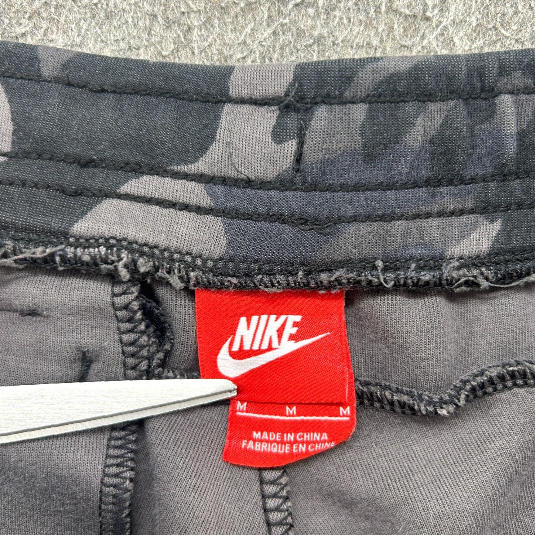 Nike Nike Tech Fleece Jogger Pants Mens M Grey Black Camo Sweatpants Swoosh Drawstring Tapered Regular Fit Activwear Cross Training Gym & Running Size US 31 - 4 Thumbnail