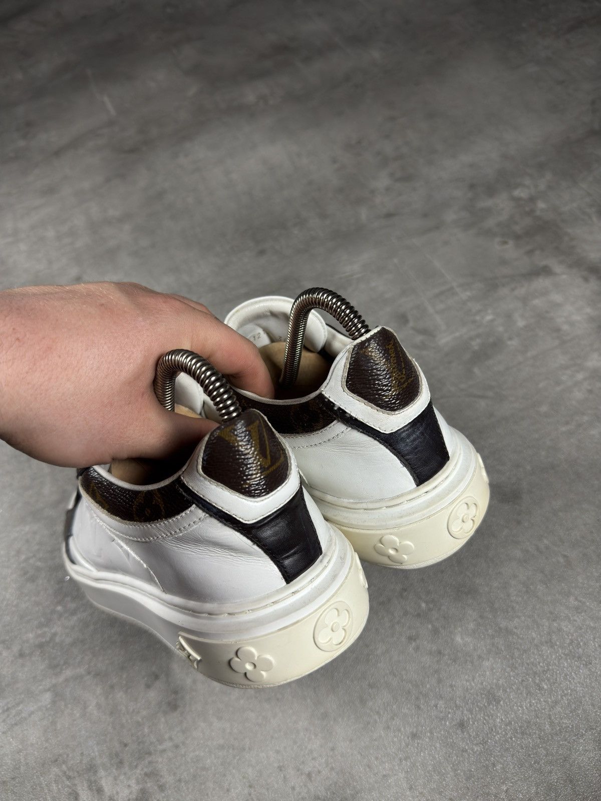 Louis Vuitton Louis Vuitton Rivoli / Monogram Low-Top Sneakers White Brown Size US 5.5 / EU 38 - 5 Thumbnail