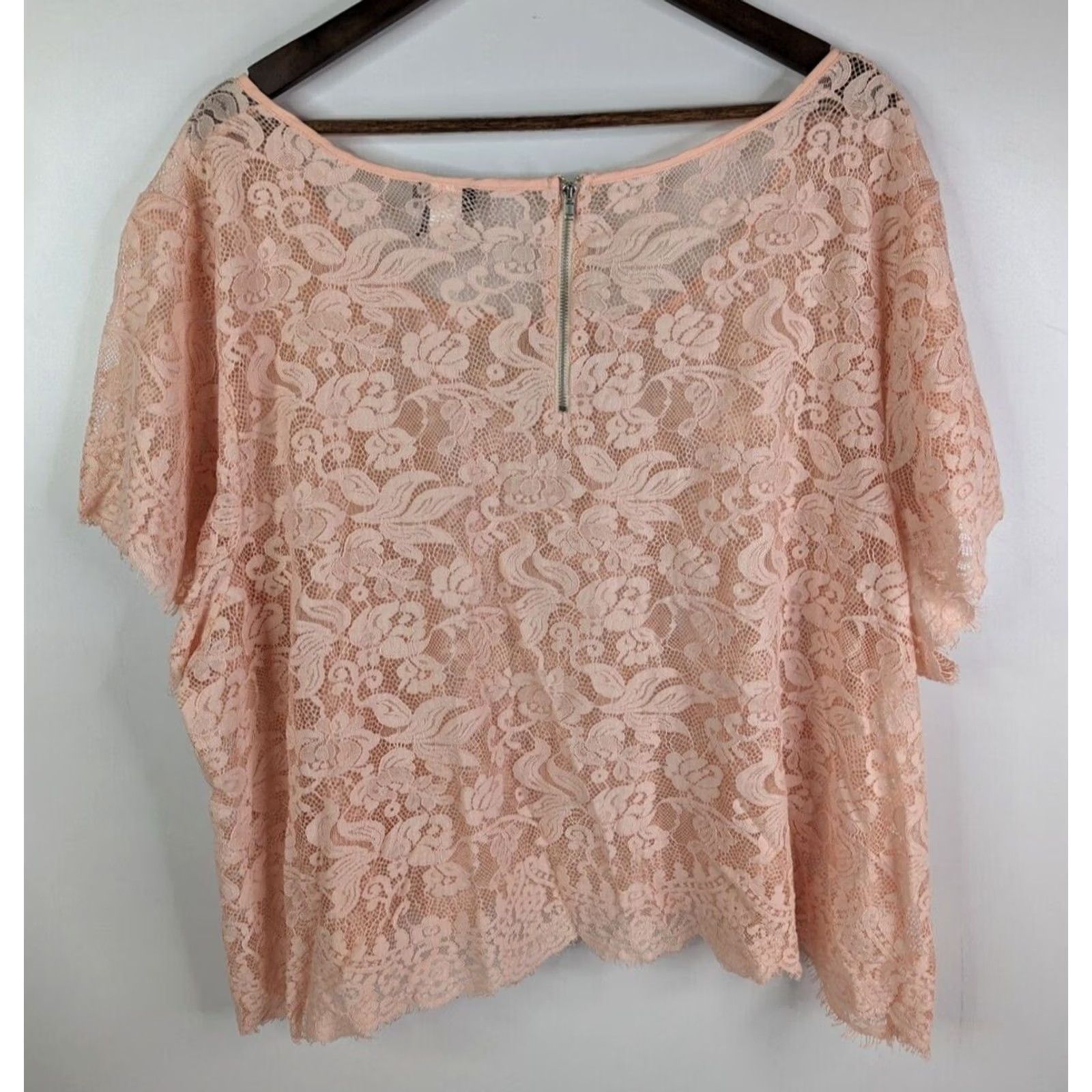 Torrid Torrid Pink Floral Cropped Lace Top Women's 5X Zip Scoop Neck Sheer Blouse Size XXL / US 16-18 / IT 52-54 - 4 Thumbnail