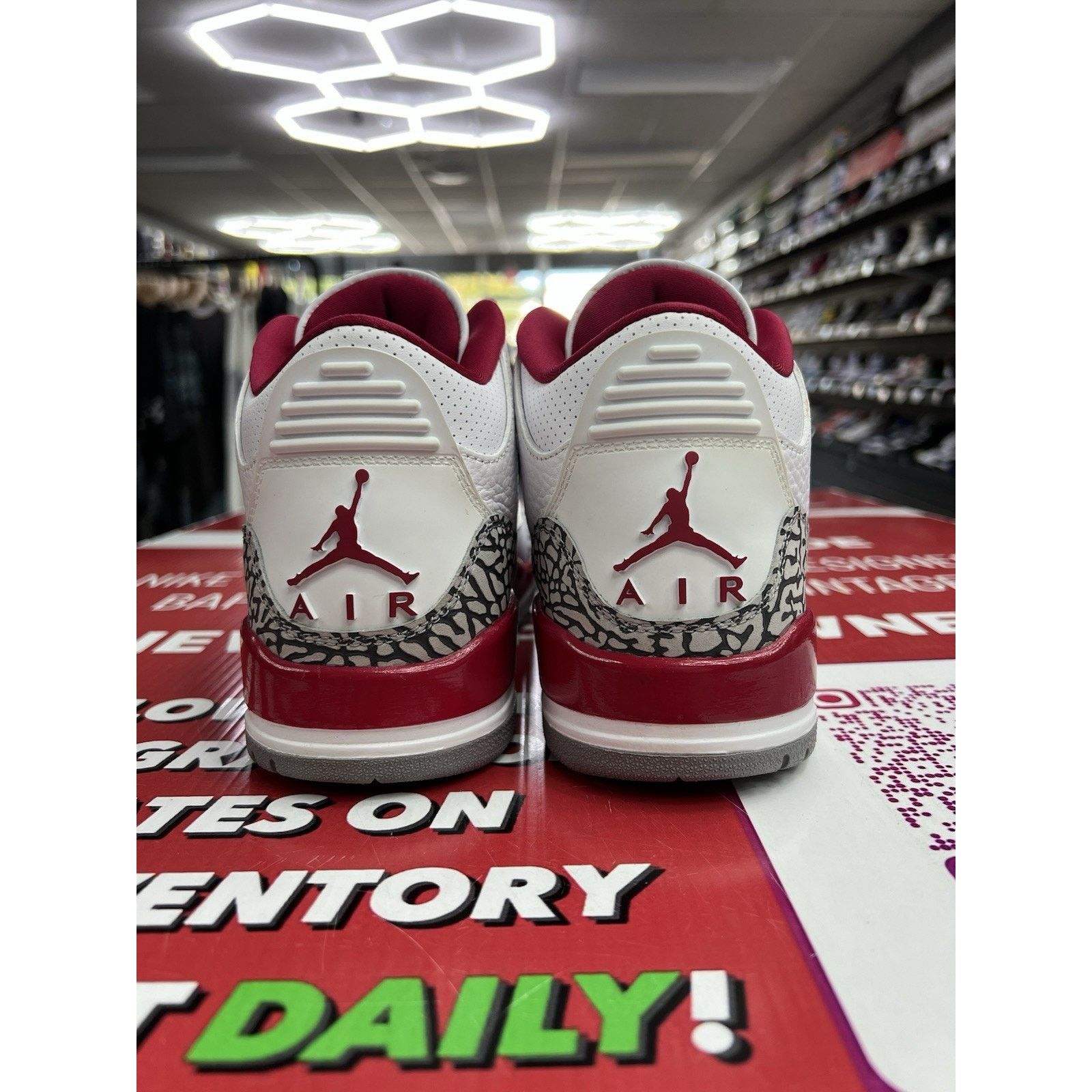 Jordan Brand Air Jordan 3 Retro Cardinal Red Size 7M CT8532-126 Size US 7 / EU 40 - 5 Thumbnail