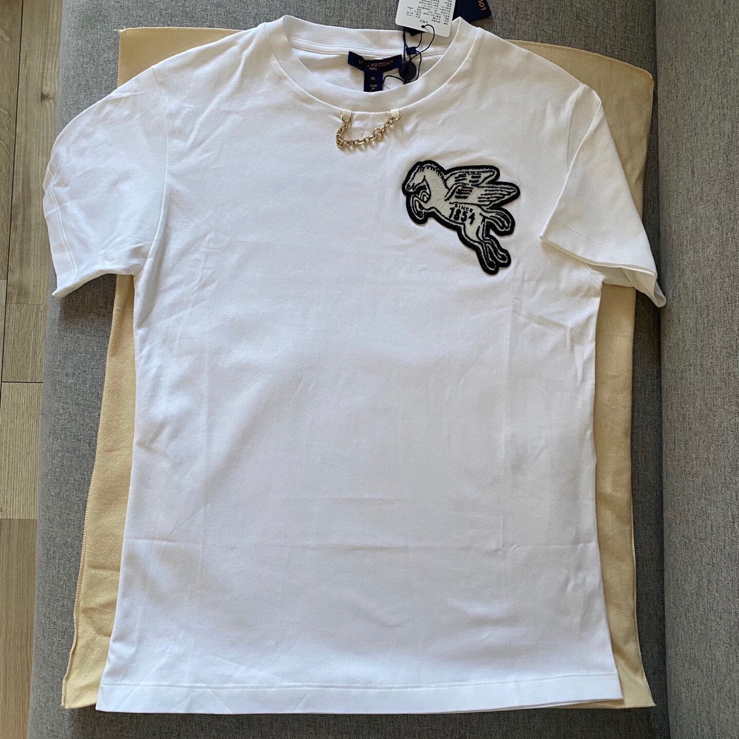 Louis Vuitton LV Pegasus Embroidery White Unisex T-shirt Size US M / EU 48-50 / 2 - 1 Thumbnail