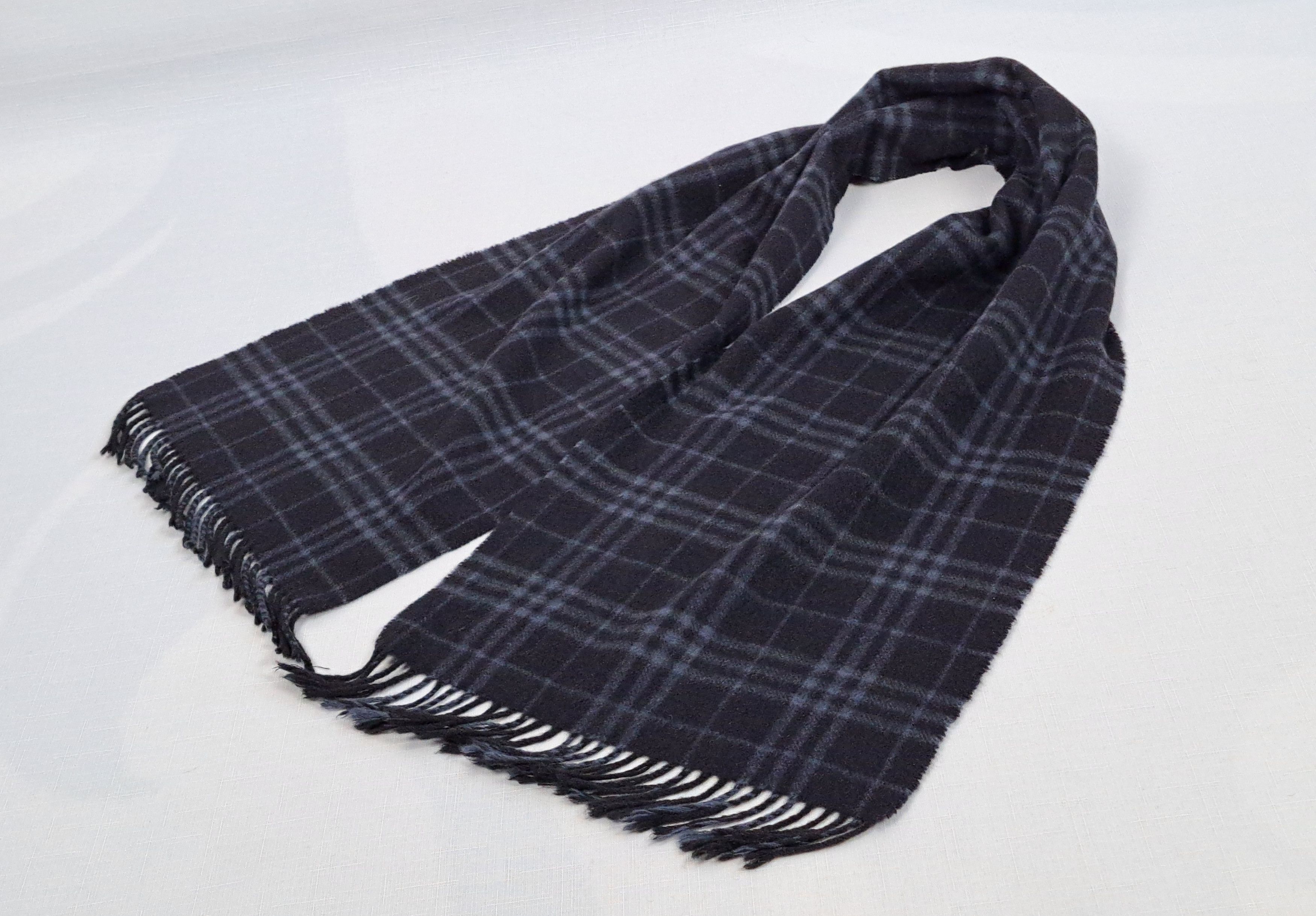 Burberry Vintage BURBERRY cashmere scarf. Made in England. Size ONE SIZE - 1 Thumbnail