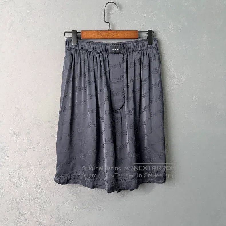 Balenciaga Balenciaga Pleated Slogan Printed Short Pants Size US 28 / EU 44 - 1 Thumbnail
