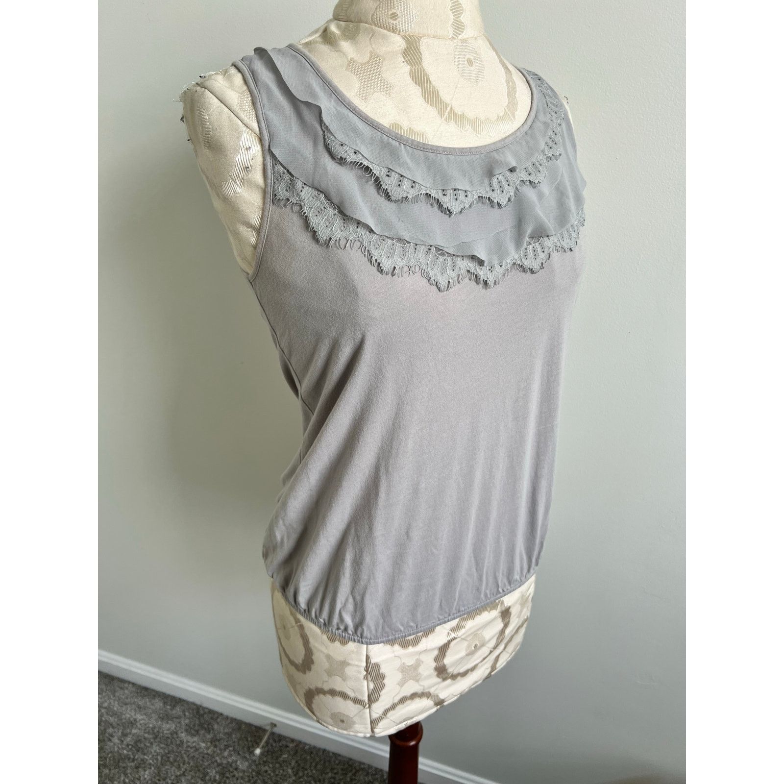 Loft Ann Taylor Loft Sleeveless Blouse with Ruffle Detailing XS Size XS / US 0-2 / IT 36-38 - 3 Thumbnail