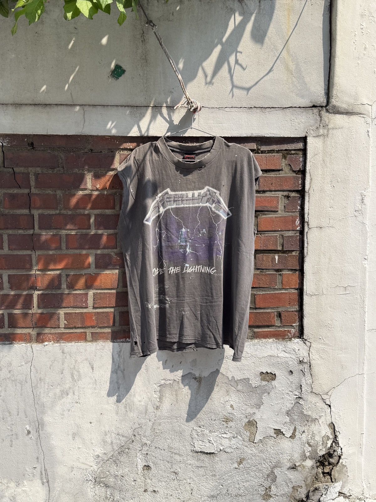 Band Tees × Metallica × Vintage 80s Metallica Electric Chair thrashed Tank top Size US XL / EU 56 / 4 - 1 Thumbnail