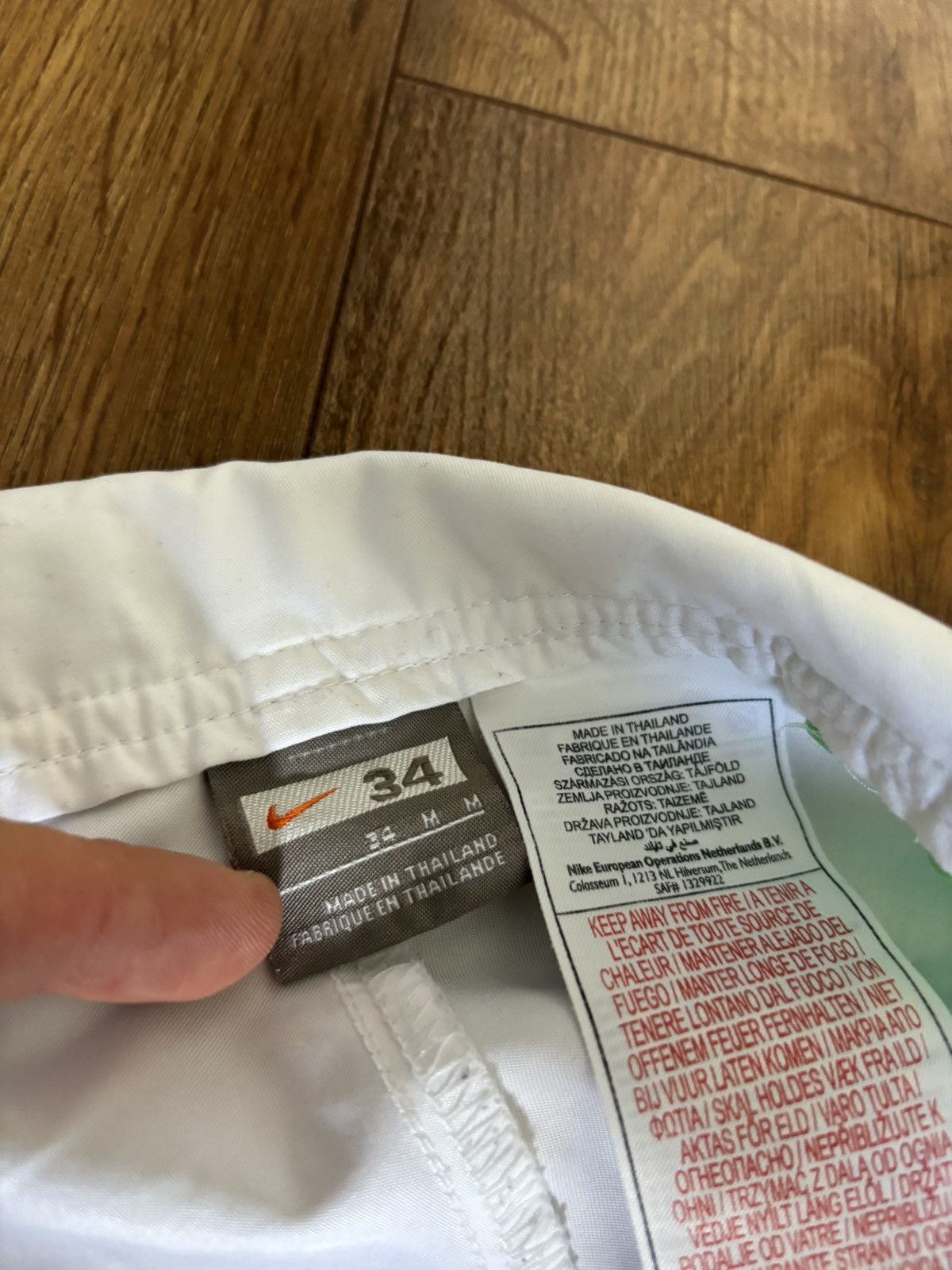Nike Vintage Nike Y2K White Shorts Streetwear Hype Size L Size US 34 / EU 50 - 5 Thumbnail
