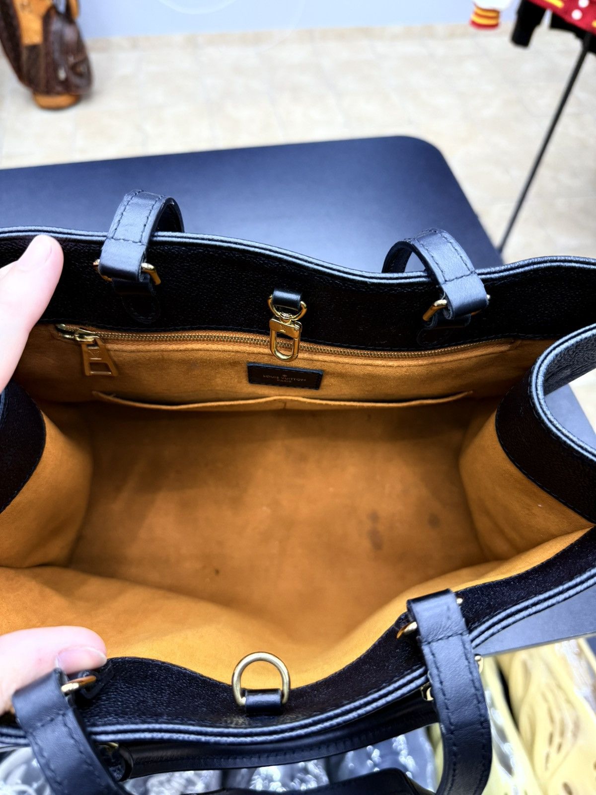 Louis Vuitton Louis Vuitton OnTheGo MM Black Leather Bag Size ONE SIZE - 13 Thumbnail