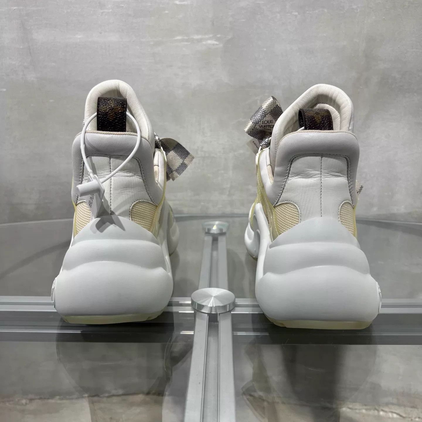 Louis Vuitton Louis Vuitton White Monogram Bow Dad Sneaker UK2 / 36 Size US 5.5 / IT 35.5 - 6 Thumbnail