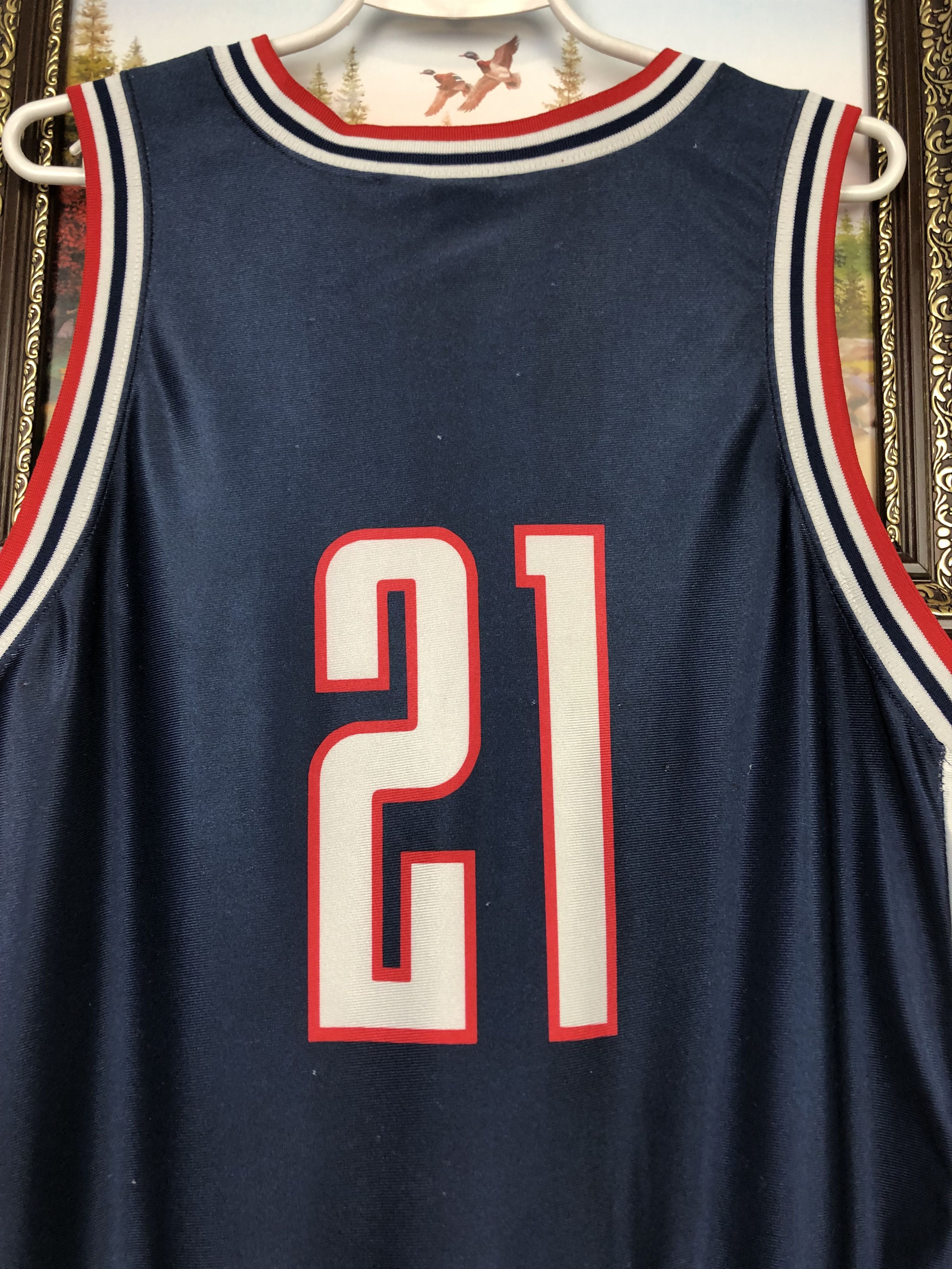 Nike Vintage Connecticut Huskies UCONN Moore NCAA Tee Jersey Size US L / EU 52-54 / 3 - 14 Thumbnail