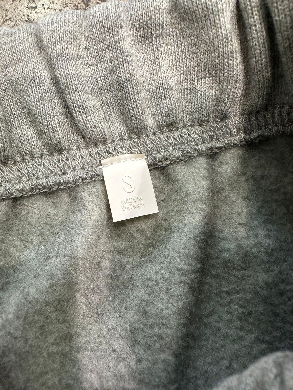 ESSENTIALS - Relaxed Fleece Sweatpant Concrete Heather Bottoms