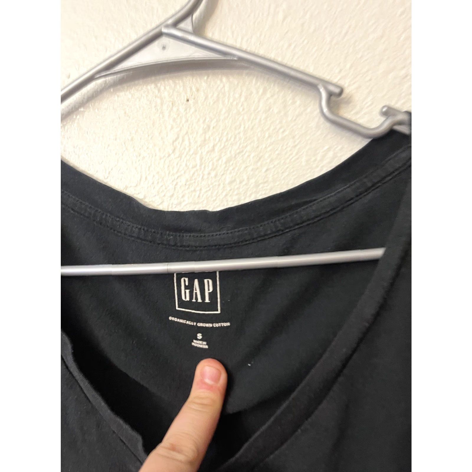 Gap Gap T-Shirt Women’s Size S Black Solid V-Neck Organic Cotton Solid Short Sleeve Regular Fit Womens Tee Size S / US 4 / IT 40 - 3 Thumbnail
