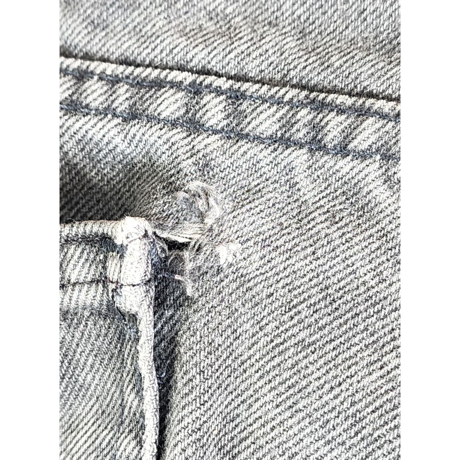 Levi's Vintage Levi's 550 Jeans Shorts Mens 36 Black Distressed Denim USA 5-Pocket Relaxed Straight Package N/A Size US 36 / EU 52 - 6 Thumbnail