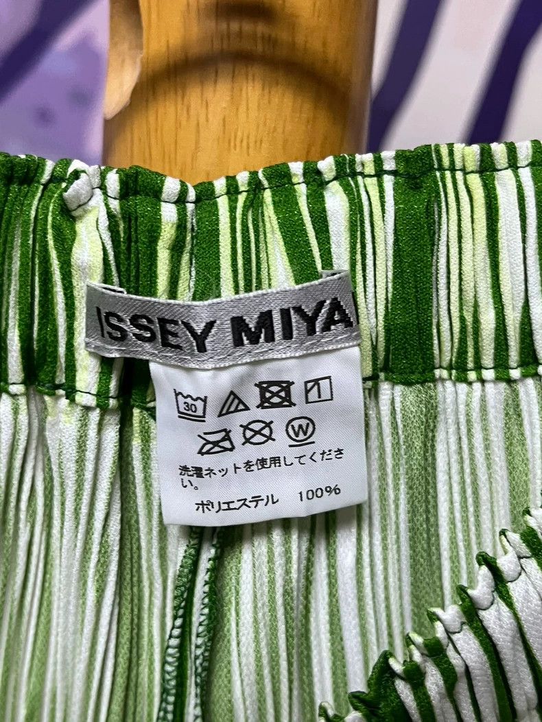 Issey Miyake Issey Miyake size:2 Green vertical striped pleated radish Size 22" - 4 Thumbnail