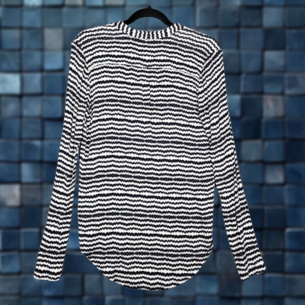 Velvet Velvet by Graham & Spencer T-Shirt White Wave Stripes Gray V-neck S Womens Regular Long Sleeve All Seasons Casual Size S / US 4 / IT 40 - 1 Thumbnail