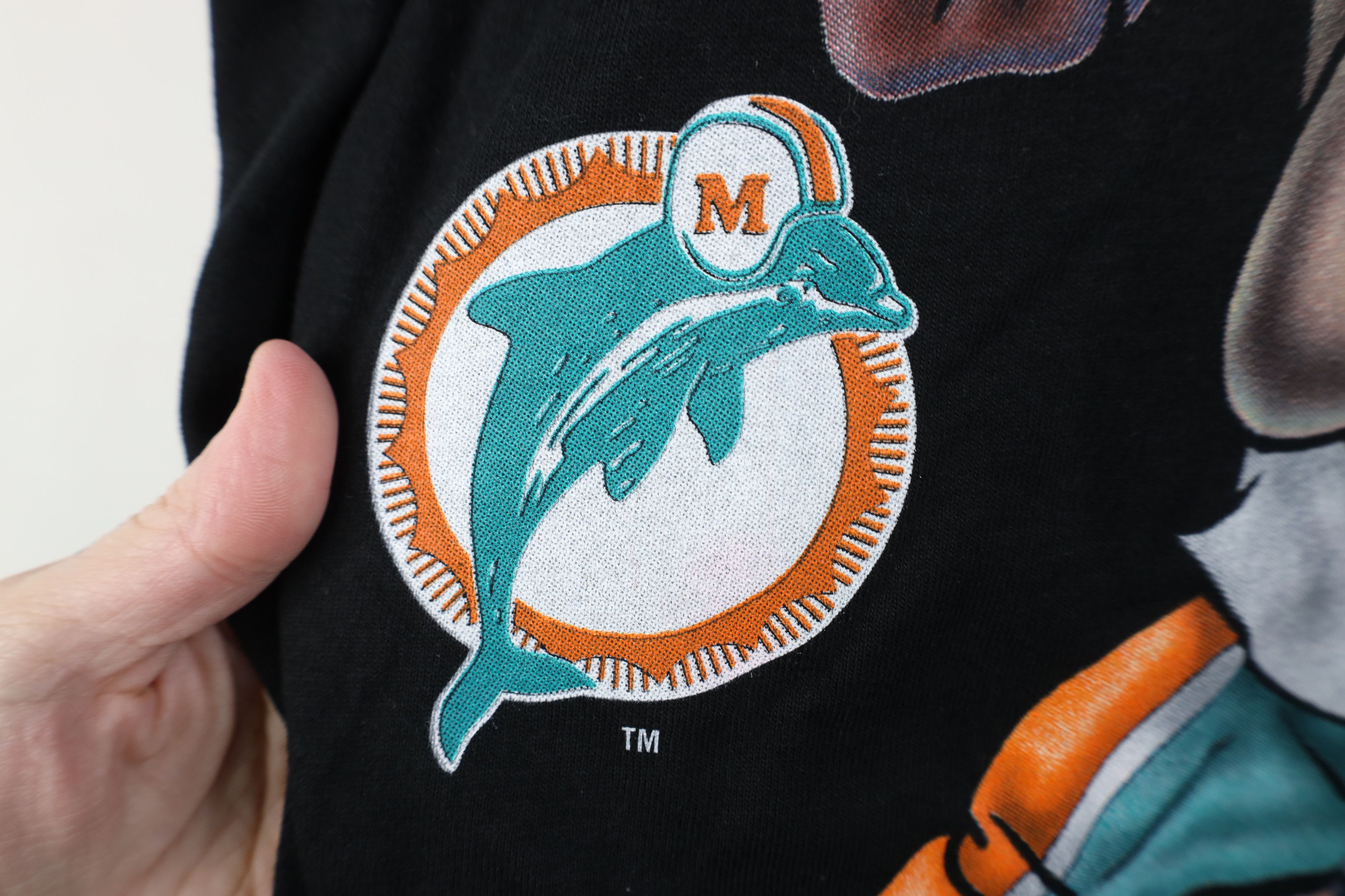 Vintage Deadstock Vintage 90s Looney Tunes Dolphins Taz T-Shirt USA Size US L / EU 52-54 / 3 - 7 Thumbnail