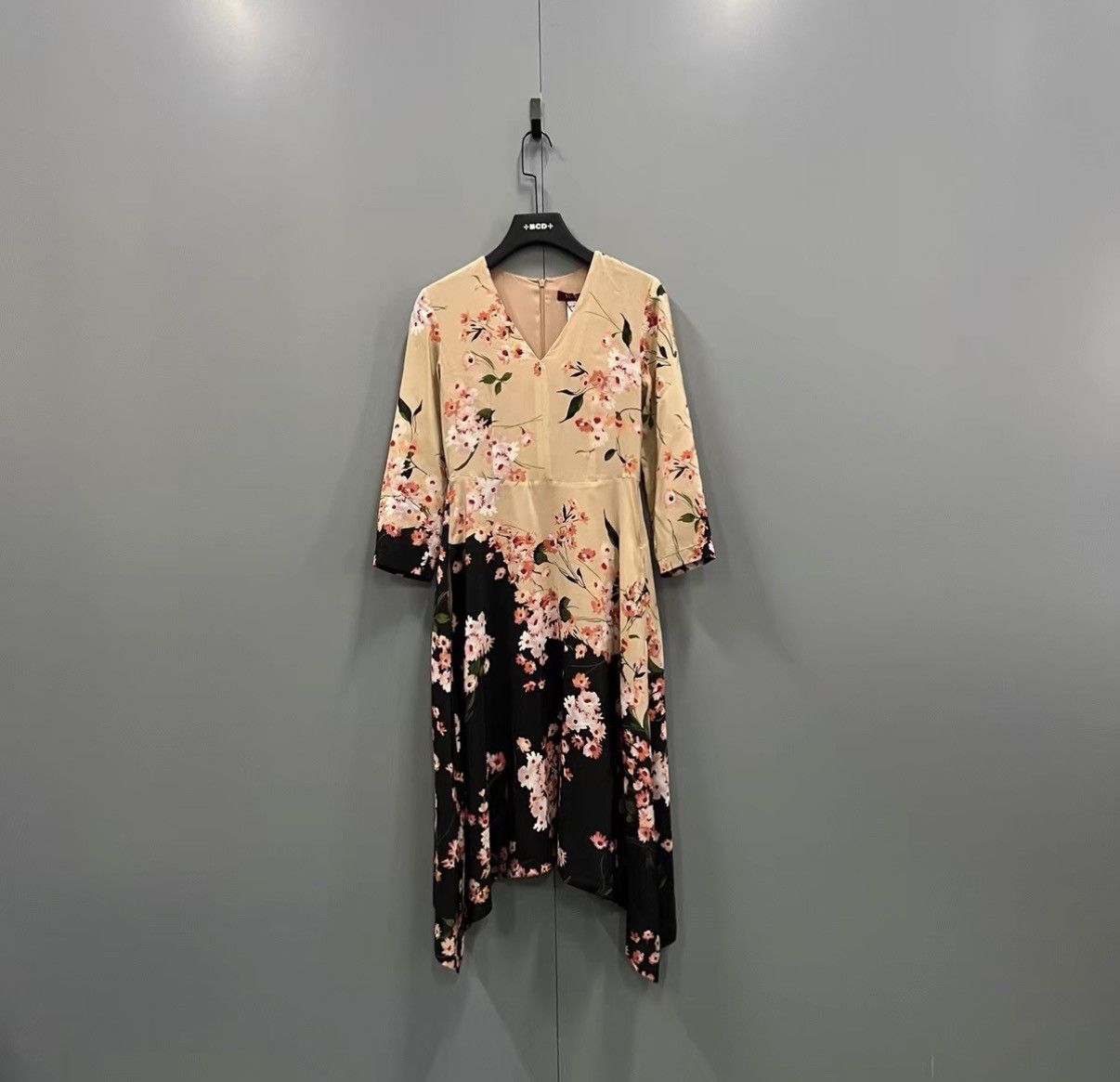 Max Mara MaxMara color-block floral all-over print V-neck dress J41 Size S / US 4 / IT 40 - 1 Thumbnail