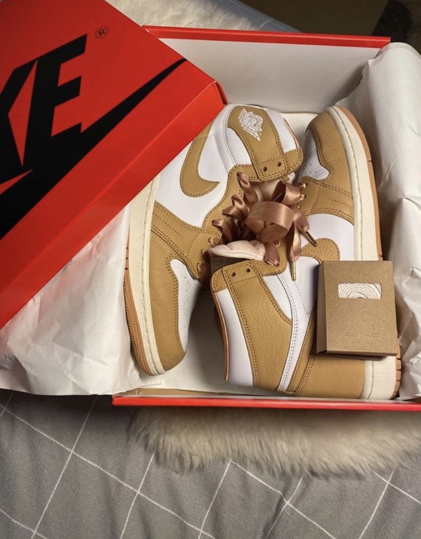 Nike WMNS Air Jordan Retro HI OG Praline/ white-sail Size US 11 / IT 41 - 1 Thumbnail