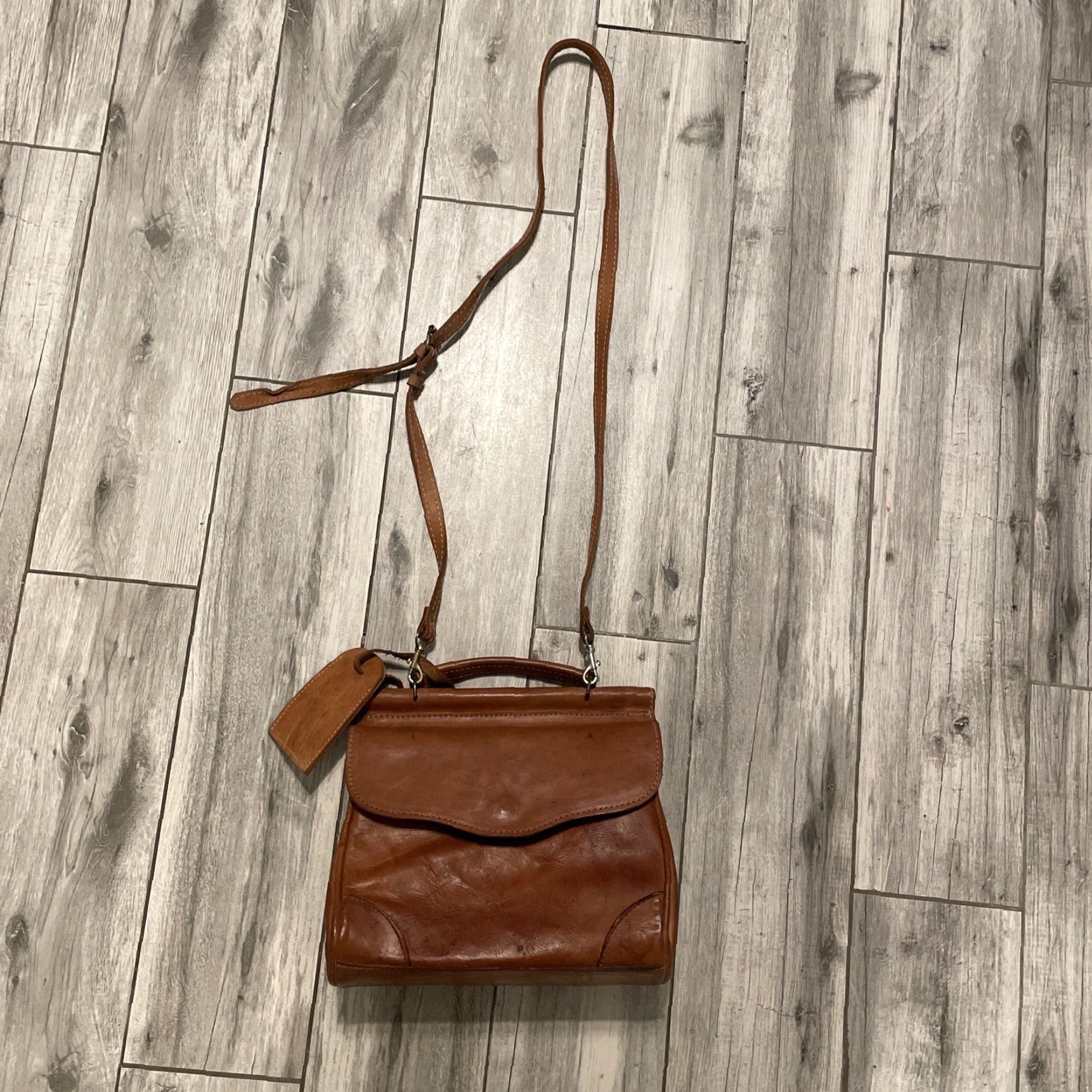 Vintage VINTAGE Tan Cognac Leather Messenger Cross Body Bag Purse Lined Paraguay Women's Medium Tan Beige Crossbody Adjustable Strap Lined Size ONE SIZE - 2 Thumbnail