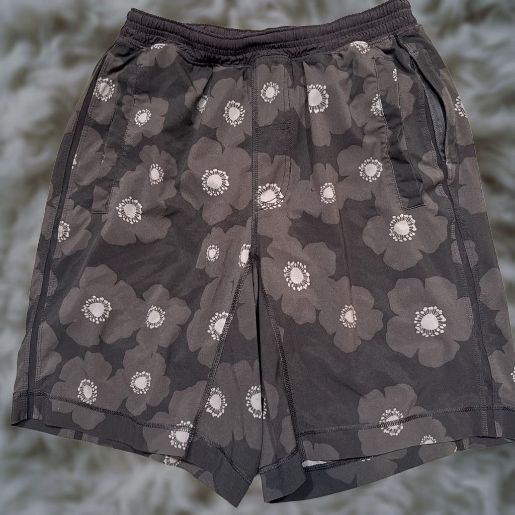 Lululemon Lululemon Pace Breaker Shorts Men's M lined Black Gray Floral Active Gym Size US 31 - 1 Thumbnail