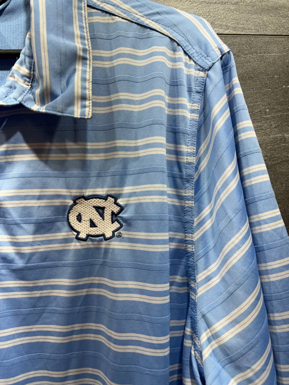 Vintage Nike Team Carolina North Carolina Heels Stadium Striped Polo Size US L / EU 52-54 / 3 - 3 Thumbnail
