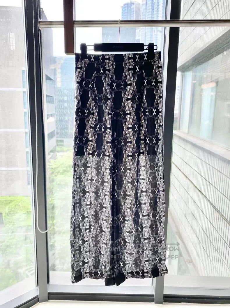Hermes Hermes Silk Black Lock Closure Printed Full Print Mulberry Size 24" / US 00 / IT 34 - 1 Thumbnail