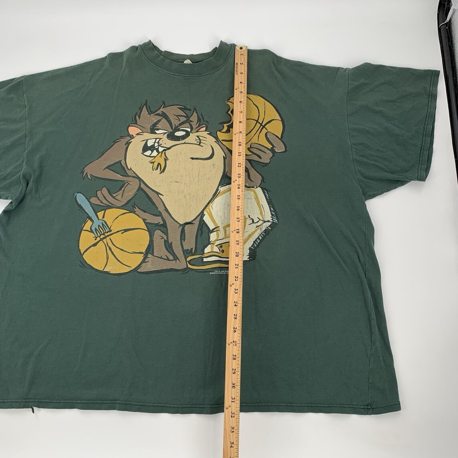 Vintage Vintage 1995 Looney Tunes Taz Eats Basketball T-Shirt Size US XXL / EU 58 / 5 - 9 Thumbnail
