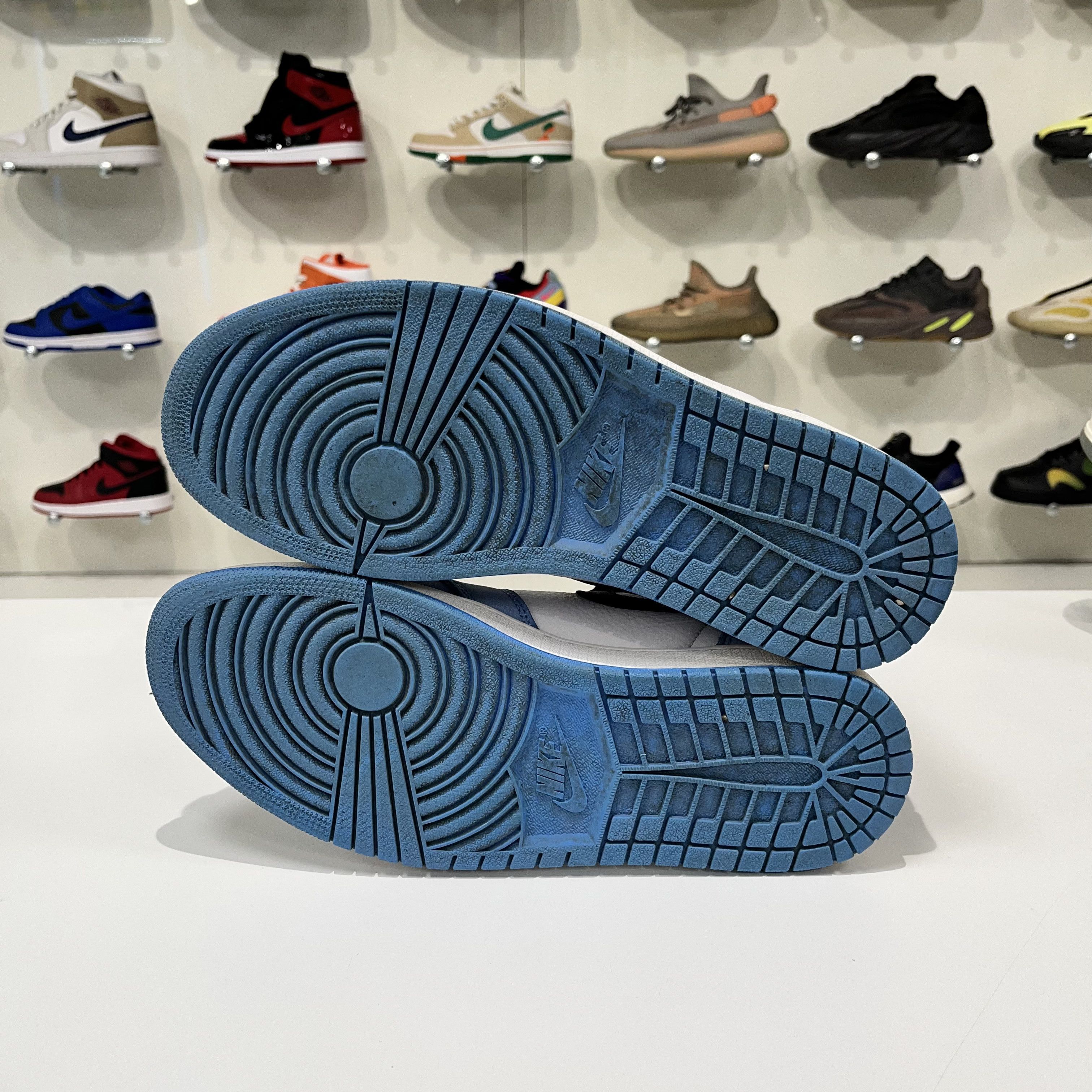 Nike Jordan 1 Retro High OG University Blue Size US 10.5 / EU 43-44 - 11 Thumbnail