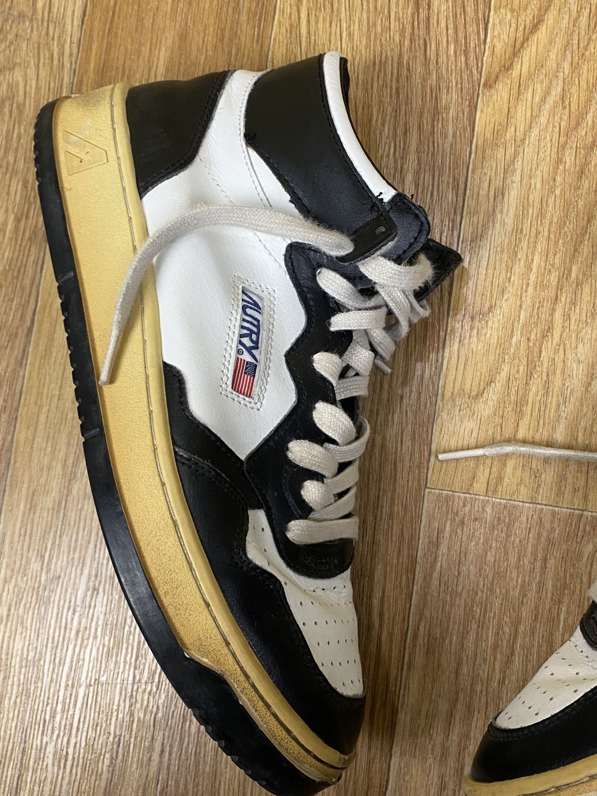 AUTRY Autry Medalist Black and White Mid Leather Sneakers Size: 42 Size US 9 / EU 42 - 2 Thumbnail