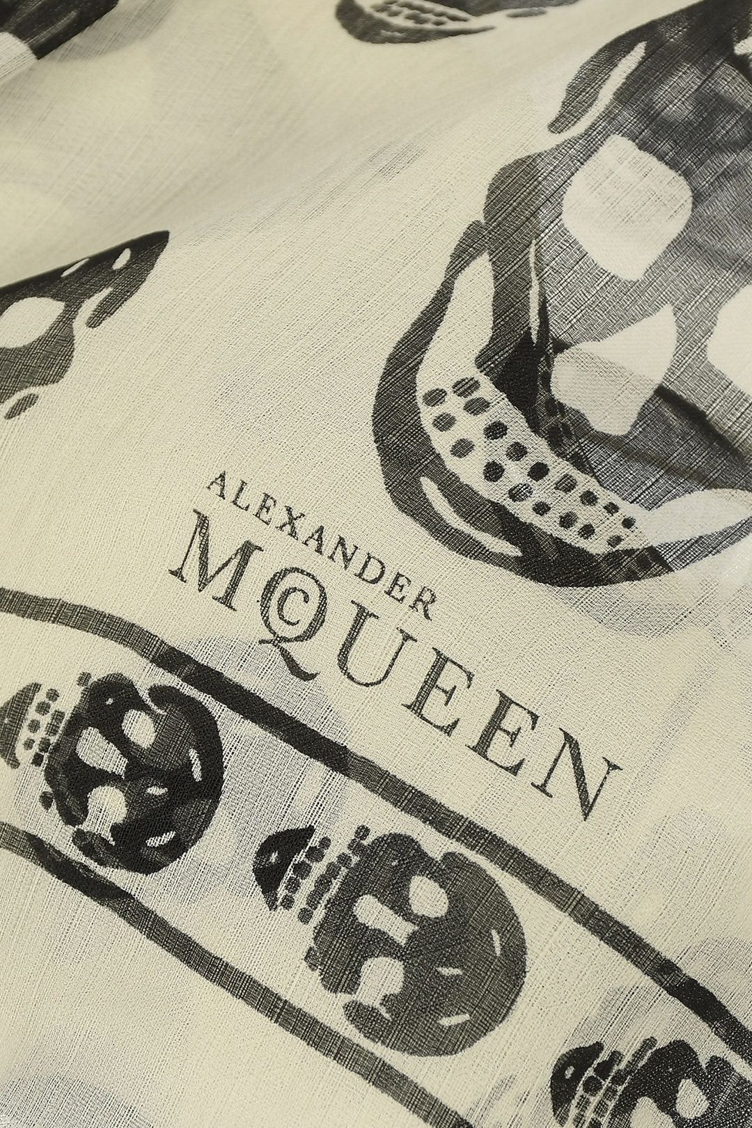 Alexander McQueen og1mm0426 Size: OS / Skull-Print Silk Scarf in White Size ONE SIZE - 3 Thumbnail