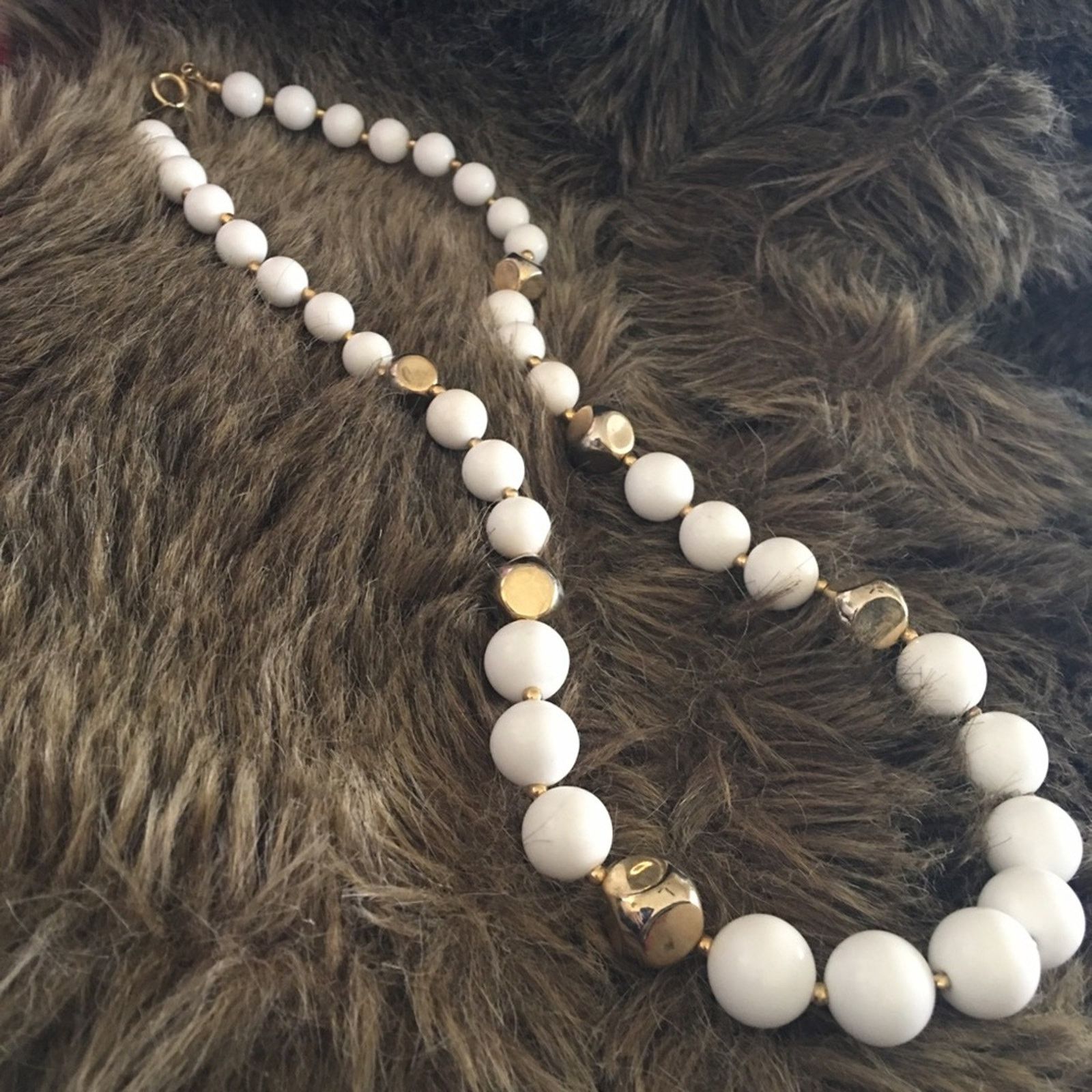 Vintage Vintage white and gold tone chunky bead necklace Size ONE SIZE - 6 Thumbnail