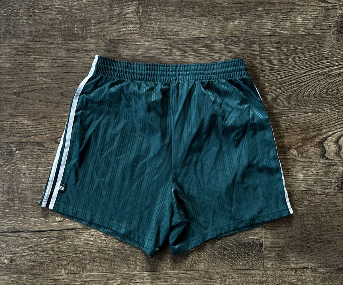 Vintage LIVERPOOL 1995/1996 AWAY FOOTBALL SHORTS JERSEY ADIDAS Size US 36 / EU 52 - 3 Thumbnail