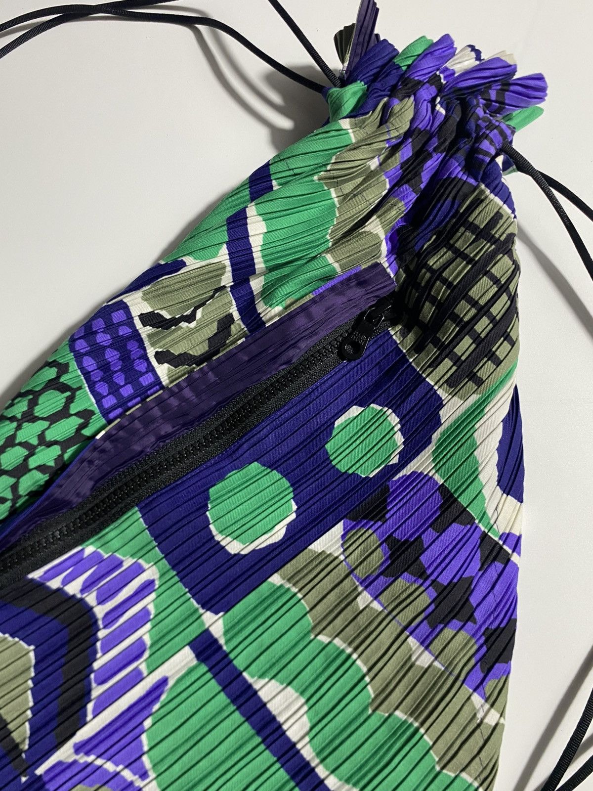 Pleats Please Issey Miyake PLEATS PLEASE BY ISSEY MIYAKE GRAPHIC DRAWSTRING BAG Size ONE SIZE - 2 Thumbnail