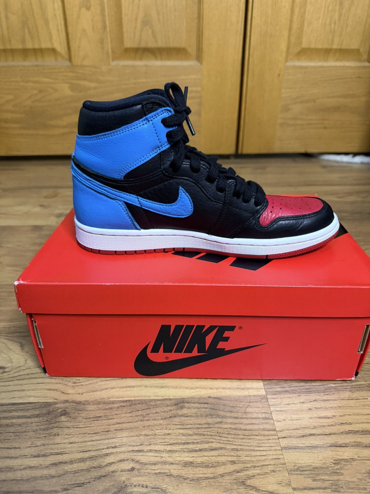 Jordan Brand Air Jordan 1 “UNC TO CHI” Size 5.5y Size US 5.5 / EU 38 - 3 Thumbnail