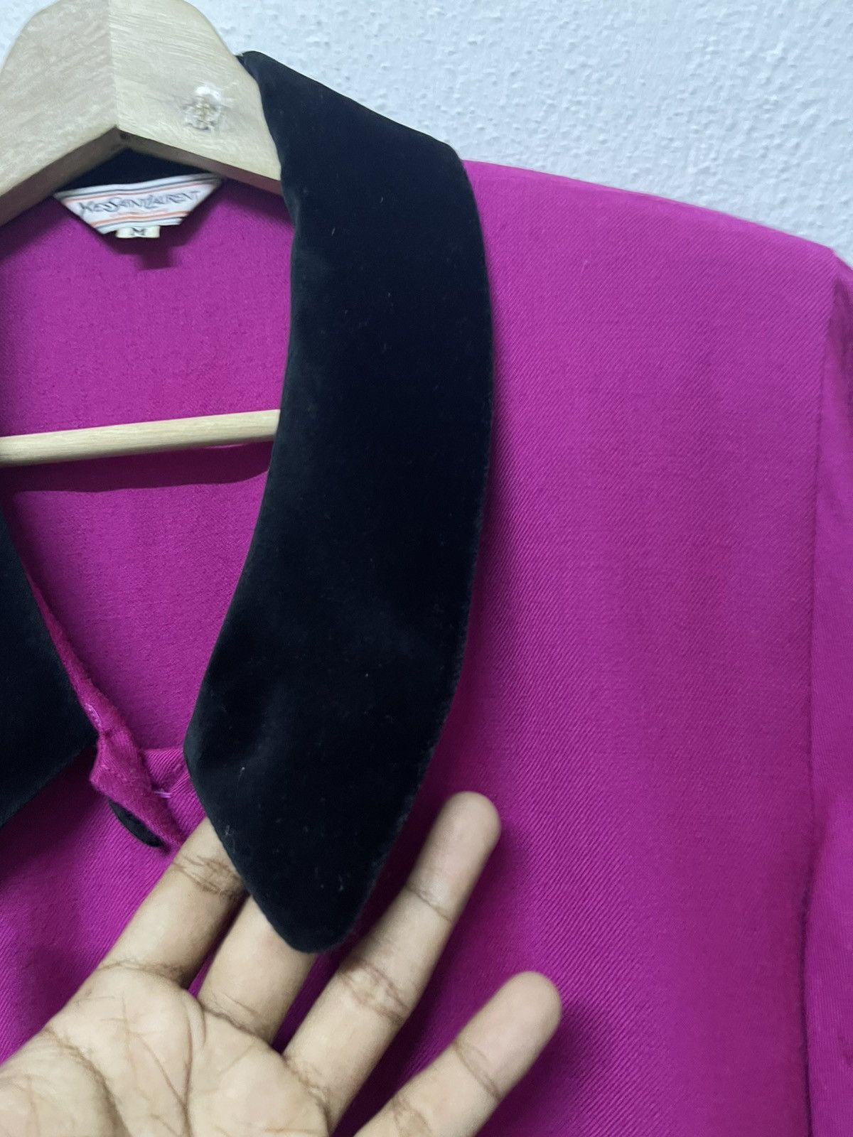 Yves Saint Laurent 1990s YVES SAINT LAURENT MAGENTA BLOUSE VELVET COLLAR RARE Size M / US 6-8 / IT 42-44 - 6 Thumbnail