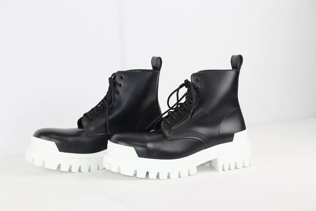 Balenciaga o1rshd1 Worn-Out Effect Leather Strike Bootie L20 in Khaki Size US 8 / EU 41 - 1 Thumbnail