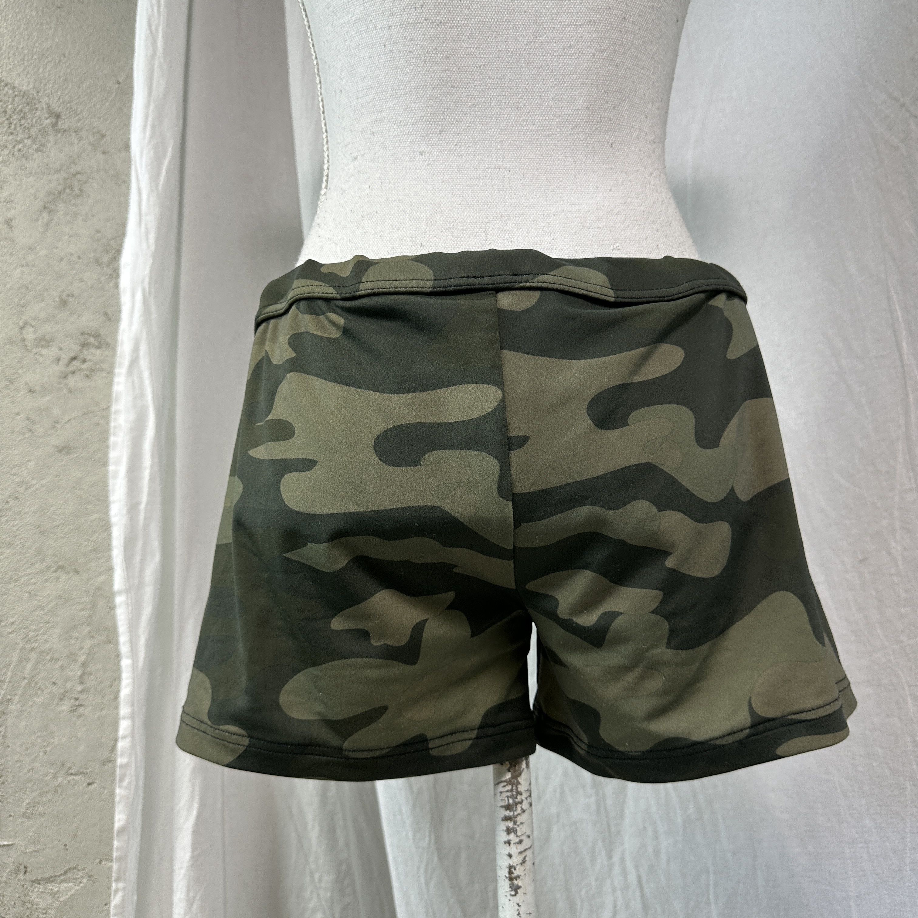 Dolce & Gabbana Vintage Micro Shorts Dolce & Gabbana Camo Print Shorts 00s Size 27" / US 4 / IT 40 - 10 Thumbnail