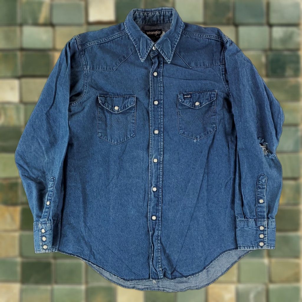 Wrangler VINTAGE Wrangler Shirt Denim Pearl Snap Blue Made USA Mens L 16.5-35 Blue Mens L Denim 90s Wrangler Shirt VTG 90s Pearl Snap Blue Made USA Size US L / EU 52-54 / 3 - 1 Thumbnail
