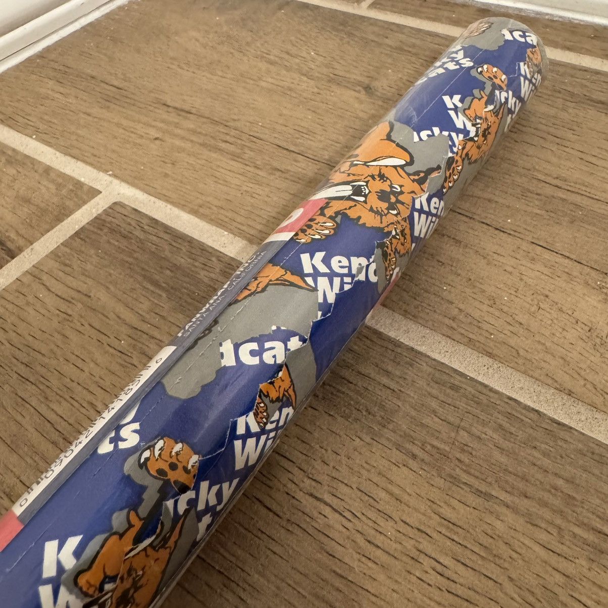 NCAA × Vintage University Of Kentucky Wrapping Paper 30”x5” (12.5 SQ. FT.) Size ONE SIZE - 8 Thumbnail