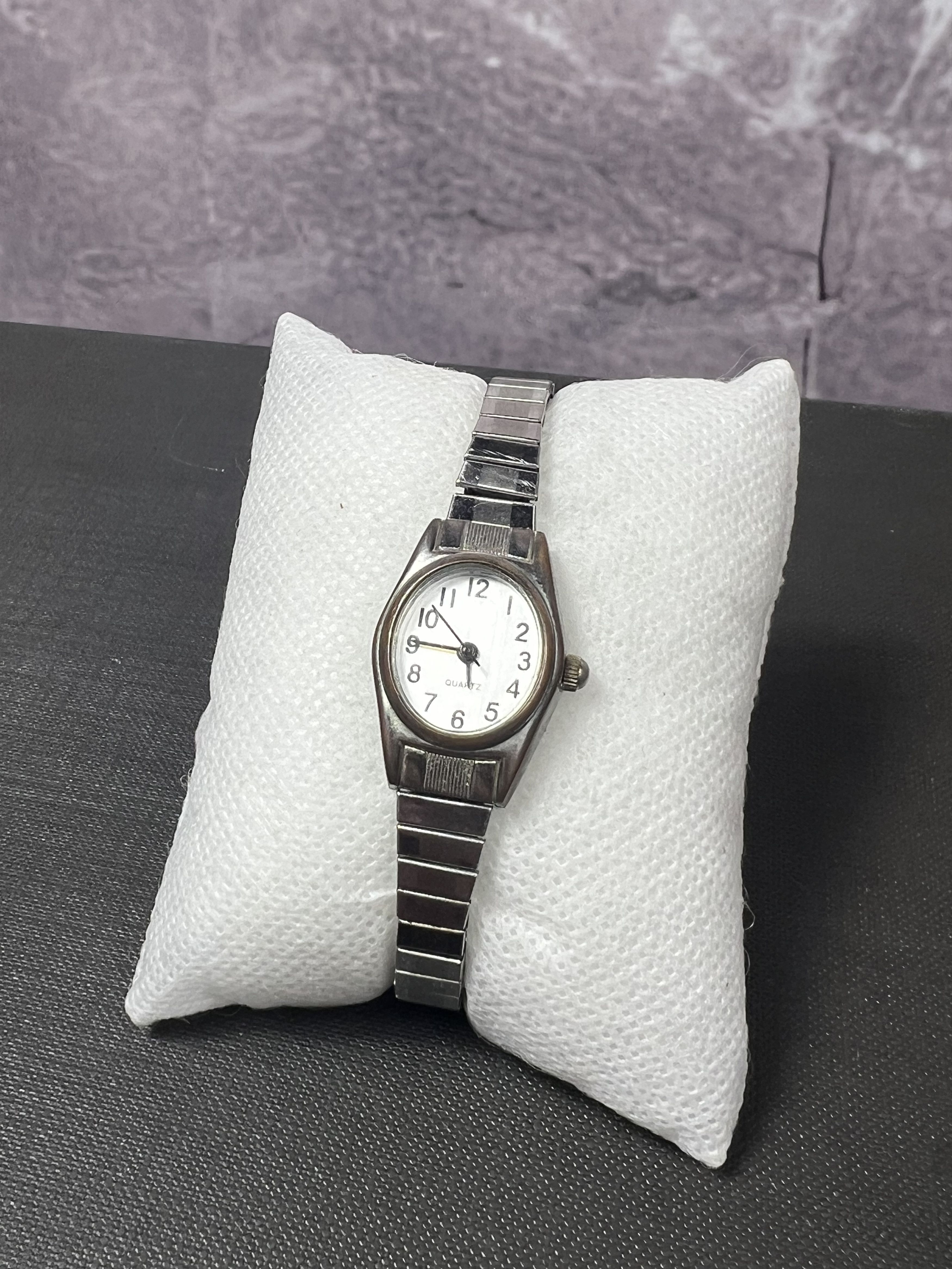 Vintage x Watch Futuristic Minimalistic Quartz Japanese Style Bracelet Watch in Silver, Women's
