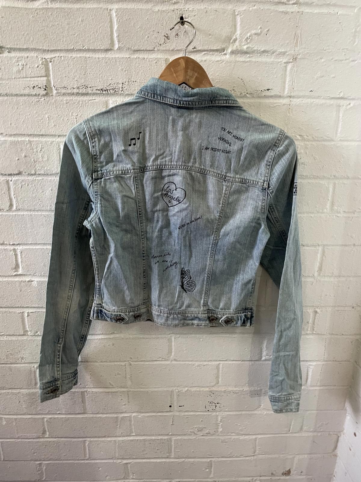 New Look New Look Graffiti Denim Jacket UK 10 EU 38 Size L / US 10 / IT 46 - 2 Thumbnail