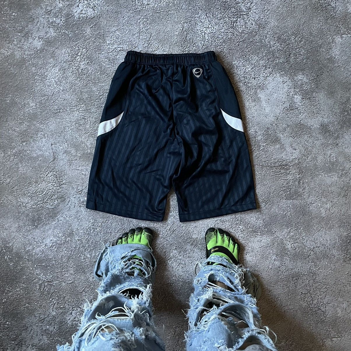 Nike Vintage Y2K Nike Short Logo Sportwear Casual Buymypiece 90s Size US 30 / EU 46 - 8 Thumbnail