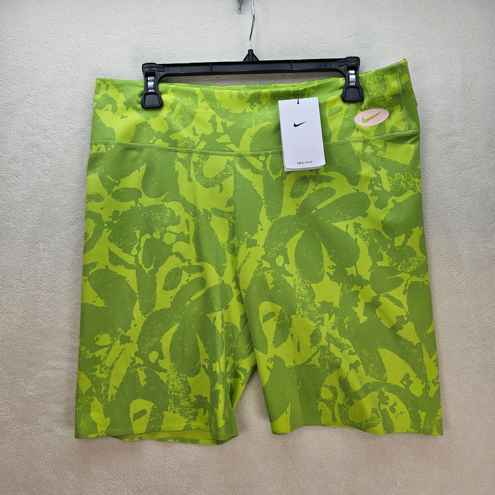 Nike NIKE WOMEN'S XL ONE LUXE SHORT LEGGING GREEN 7 INCH DRI FIT Size 34" / US 12 / IT 48 - 1 Thumbnail