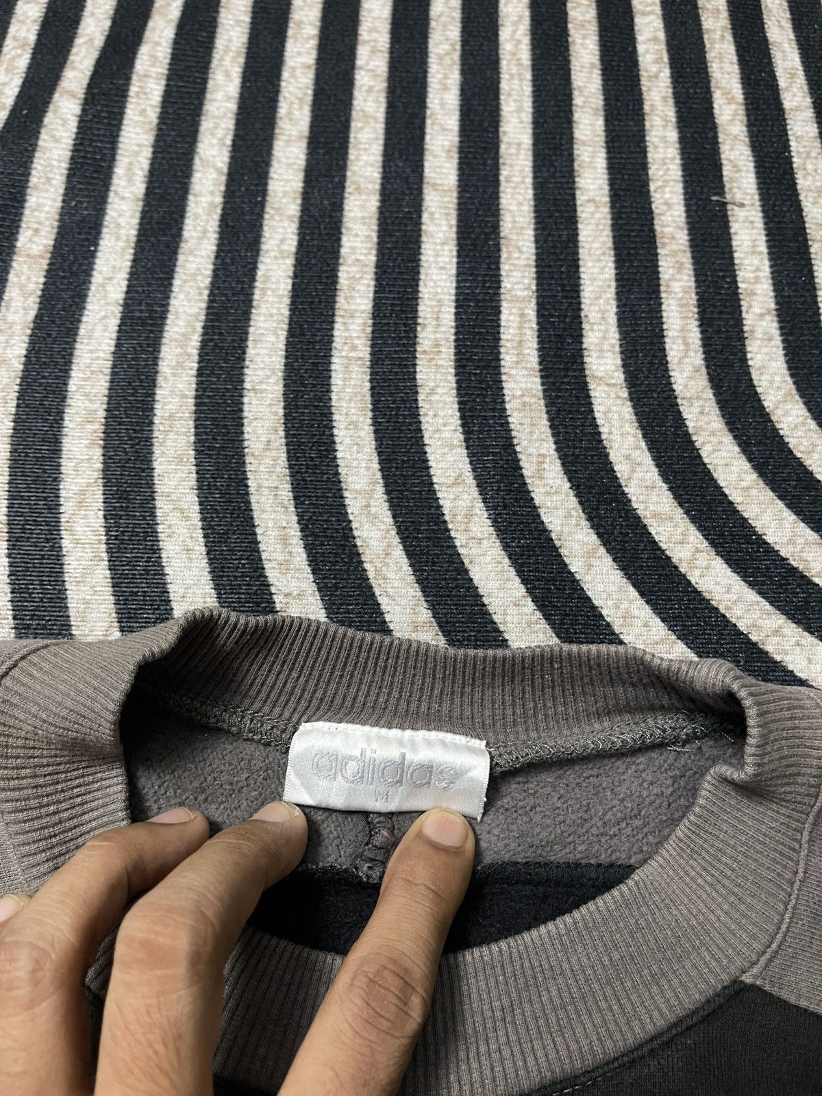 Adidas 90s ADIDAS THREE STRIPES RETRO LOGO SUN FADED BOXY STYLE Size US M / EU 48-50 / 2 - 9 Thumbnail