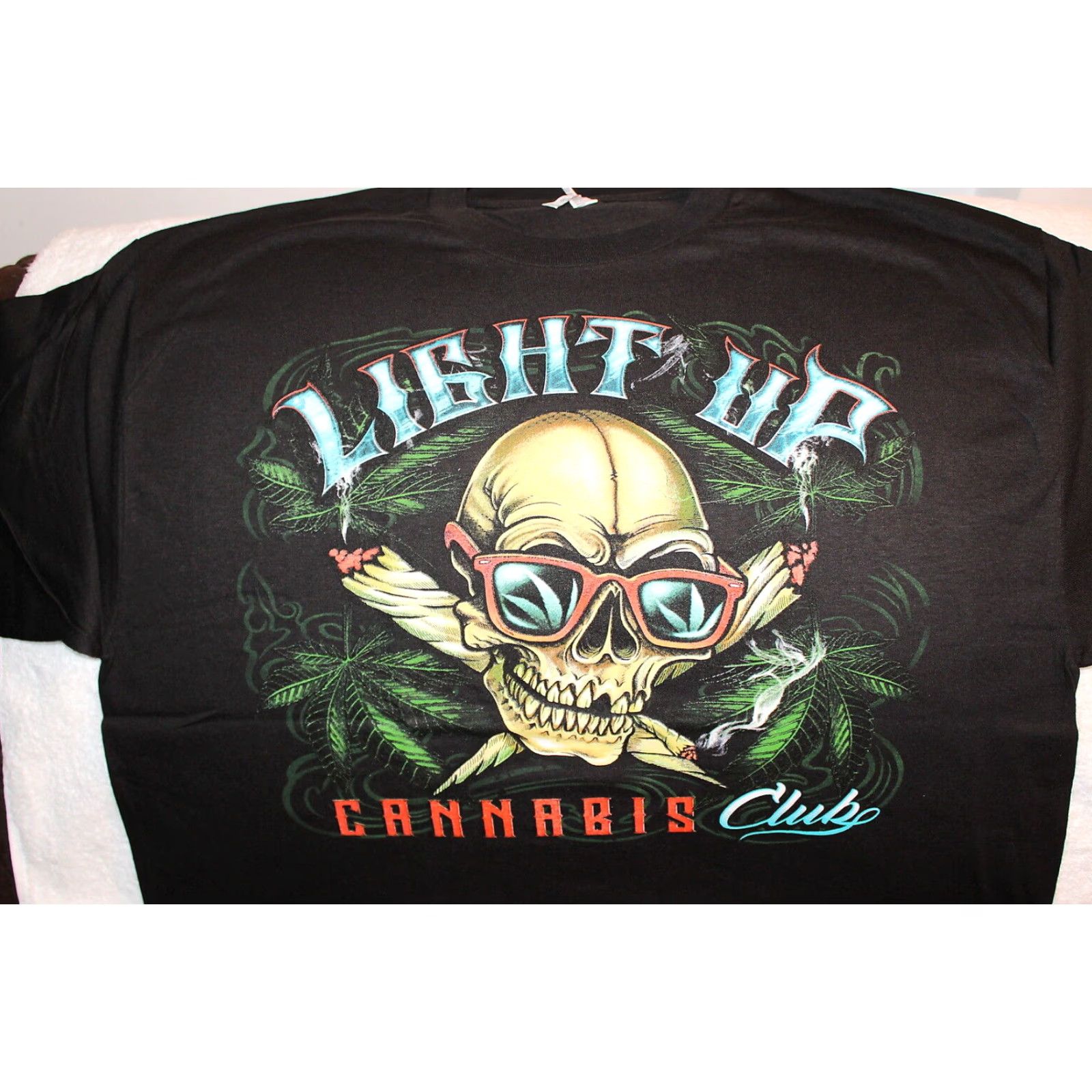 Vintage VINTAGE Skull Smoking Joint Marijuana Leaves Light Up Cannabis Club T-Shirt Men XL Black Graphic Tee Size US XL / EU 56 / 4 - 2 Thumbnail