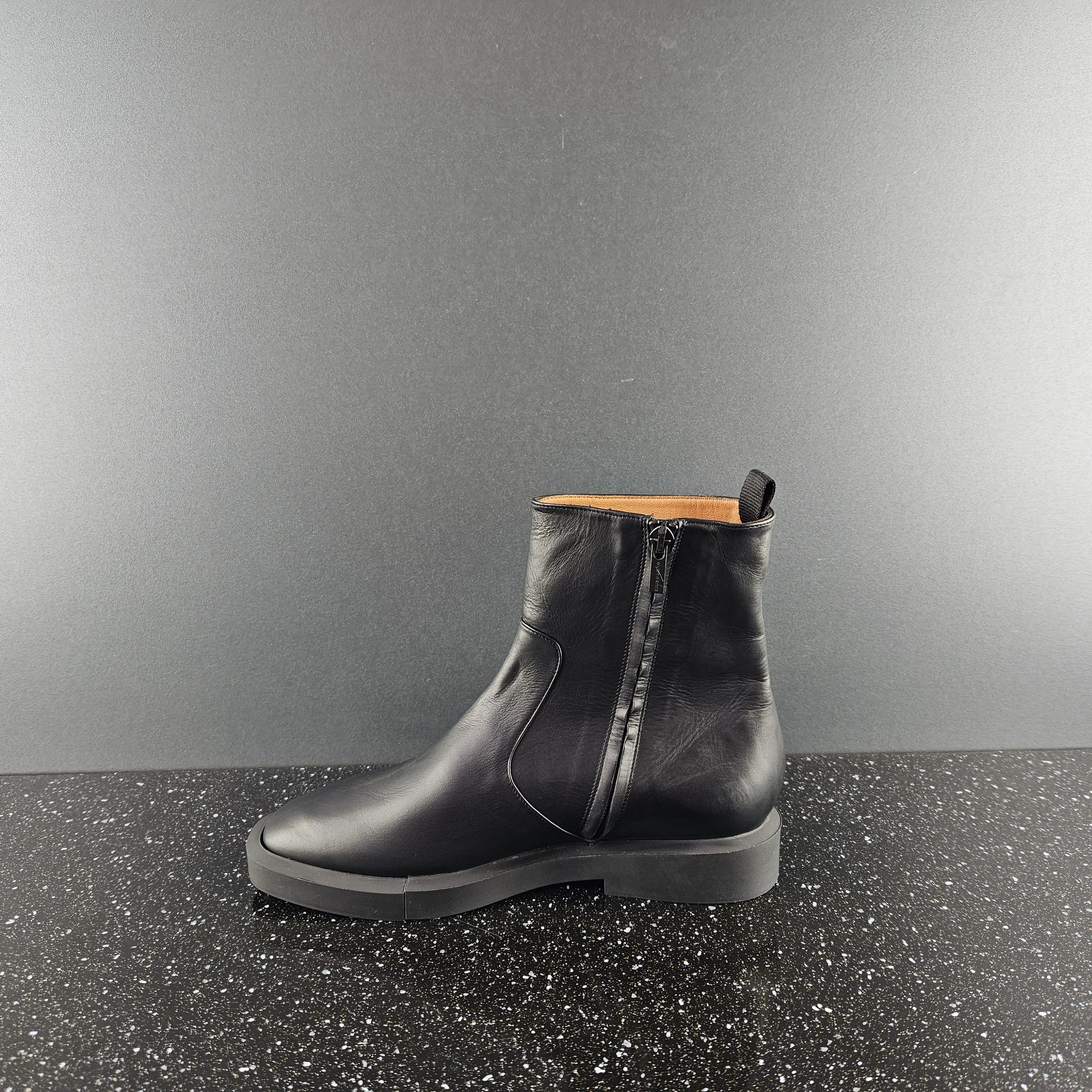 Robert Clergerie Clergerie black leather ankle boots Sz 37 Size US 7 / IT 37 - 2 Thumbnail
