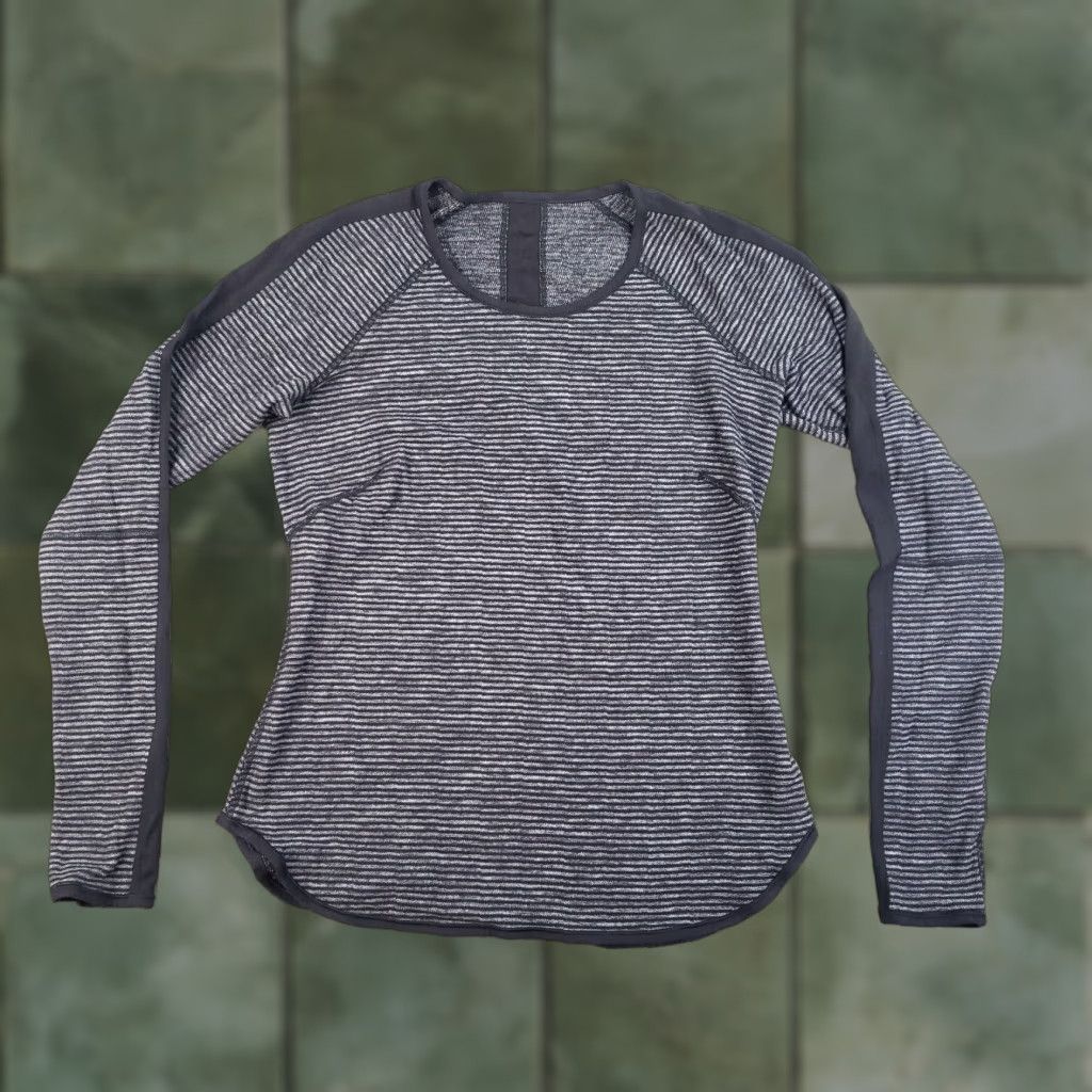 Lululemon Lululemon Shirt Womens Small Gray Black Striped Reversible Crew Neck Gym Running Size S / US 4 / IT 40 - 1 Thumbnail