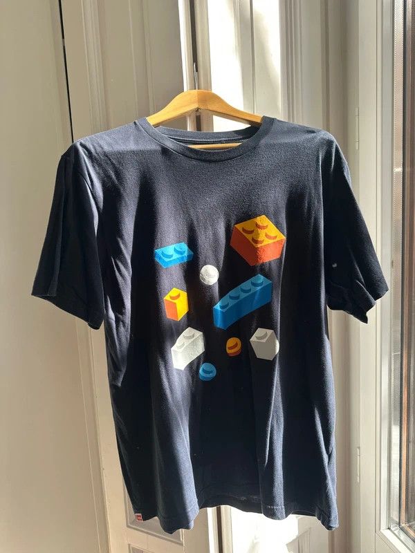 Uniqlo Uniqlo UT x LEGO Graphic T-Shirt – Size L Size US L / EU 52-54 / 3 - 4 Thumbnail