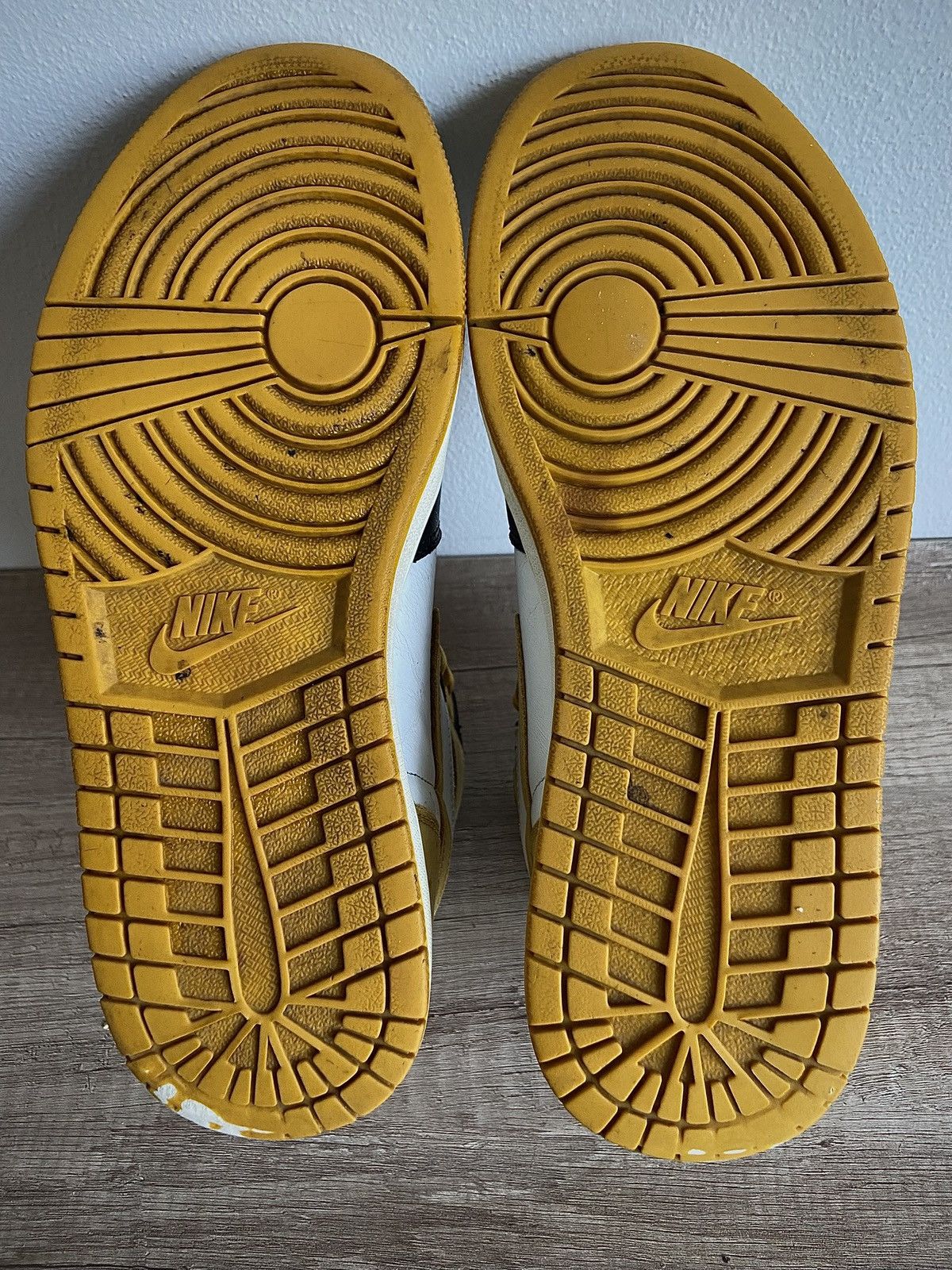 Jordan Brand Air Jordan 1 Retro High OG “Yellow Ochre” Size US 11 / EU 44 - 7 Thumbnail